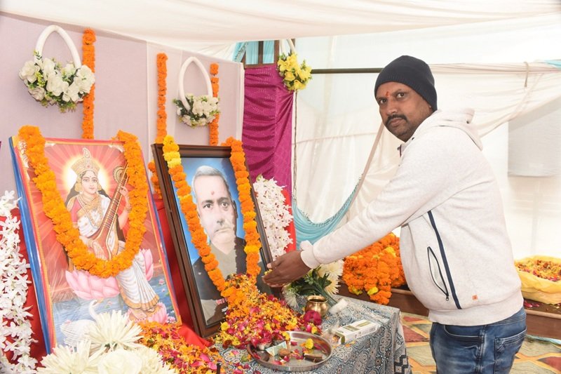 श्रद्धांजलि अर्पित